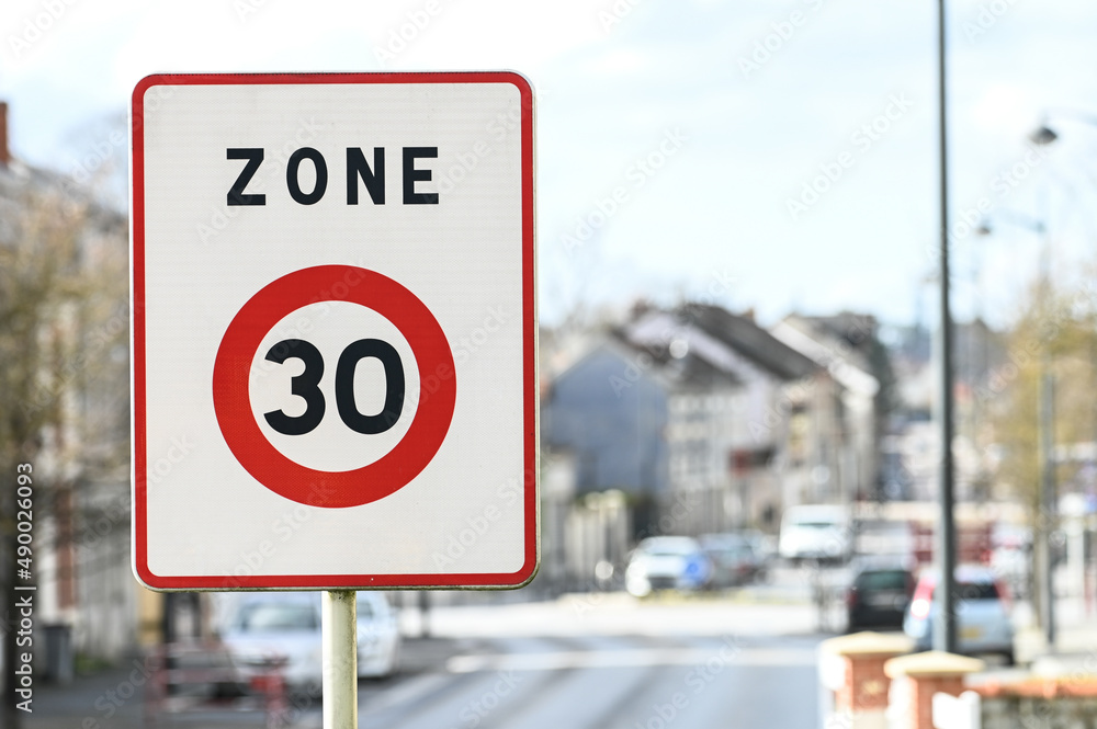 route circulation signaux signalisation panneaux routier France 30 zone route circulation signaux signalisation panneaux routier France 30 zone