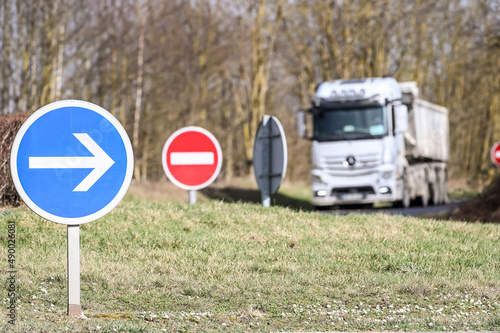 route circulation signaux signalisation panneaux routier France camion routier photo