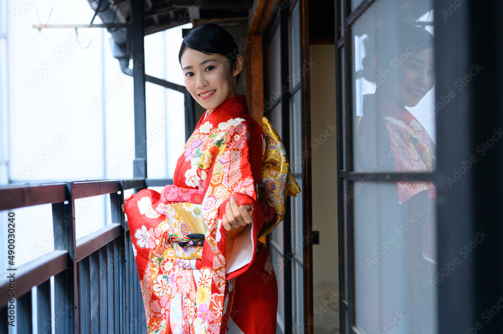 古民家のベランダにいる20代の着物の女性