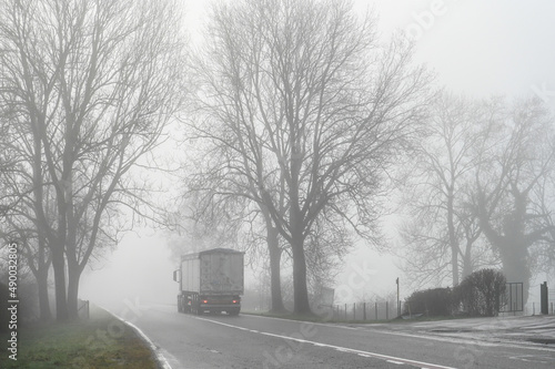 climat environnement route mobilité saison brouillard transport mobilité auto voiture camion routier photo