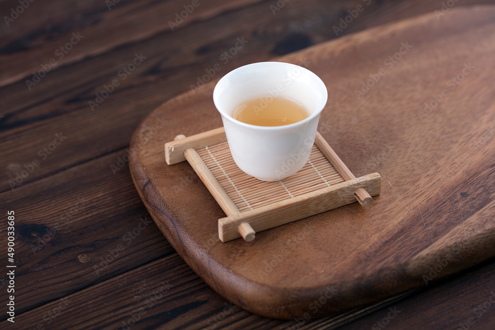 Obraz premium A cup of Gongfu tea is on the cutting board