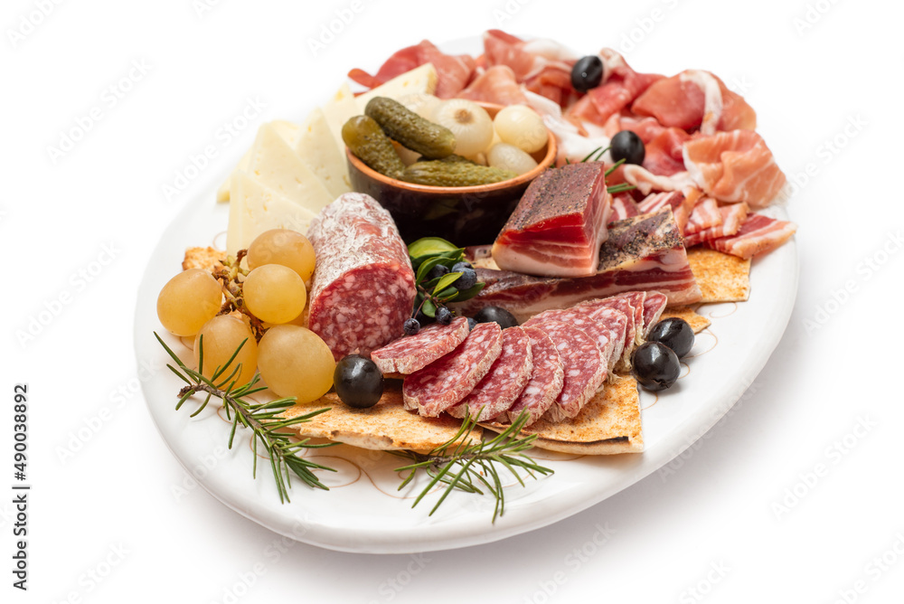Vassoio con vari cibi italiani, salumi, prosciutto, formaggio, frutta e sottaceti 