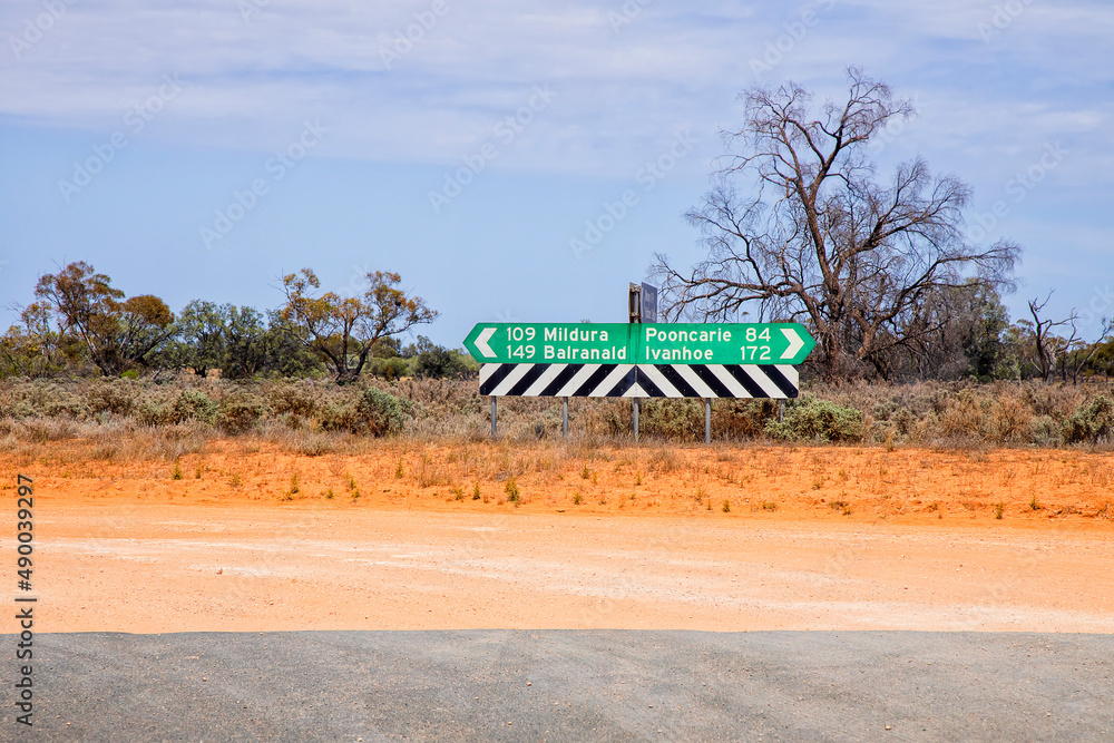 Fototapeta premium Mungo Rd signs green front