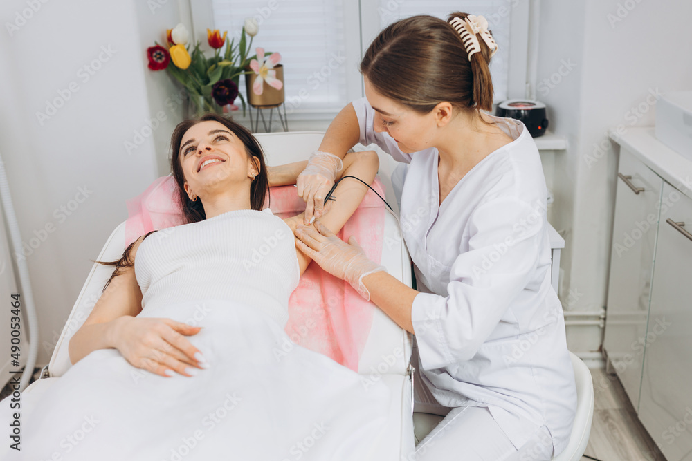 Foto de Procedure removal of hair permanently in a woman's armpits