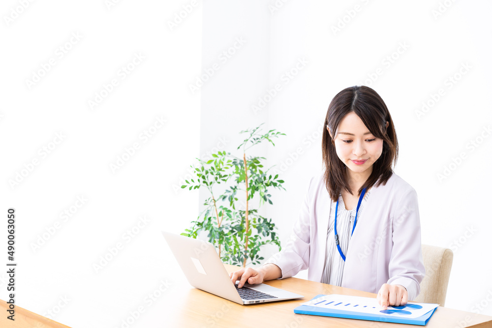 オフィスで事務作業をする若いビジネスウーマン