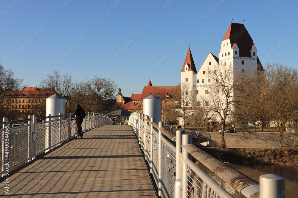 Wintersonne über Ingolstadt; Donausteg und Neues Schloss