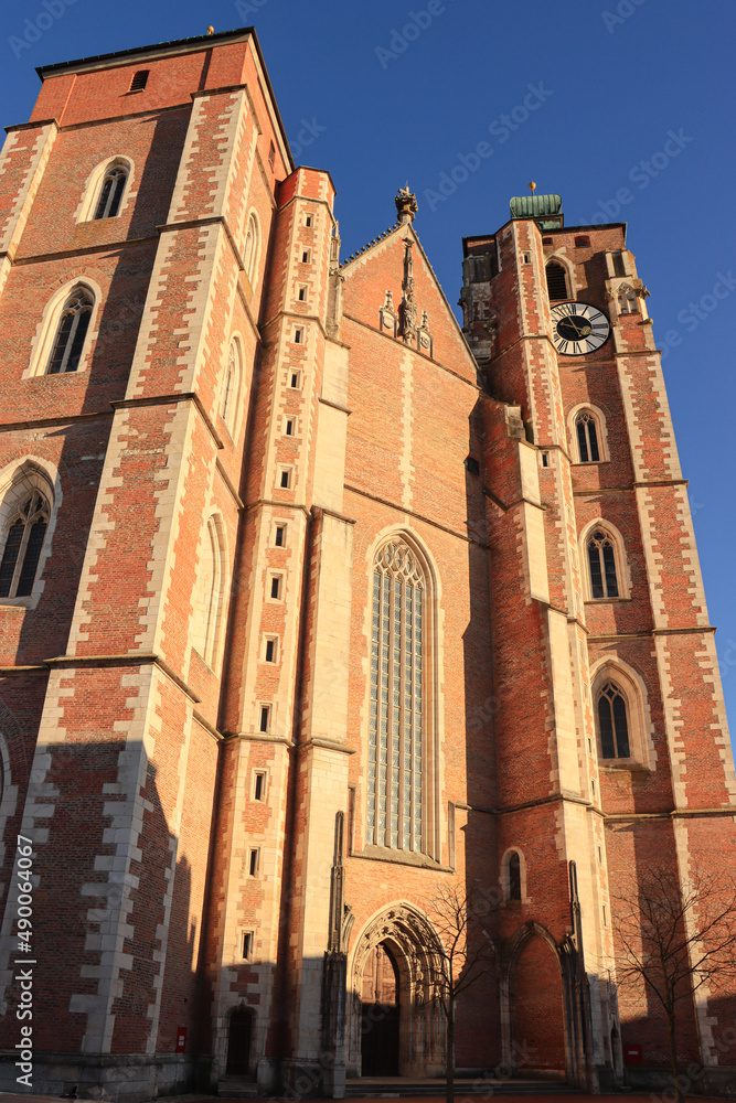 Obraz premium Juwel der Süddeutschen Backsteingotik; Westfassade der Liebfrauenkirche in Ingolstadt