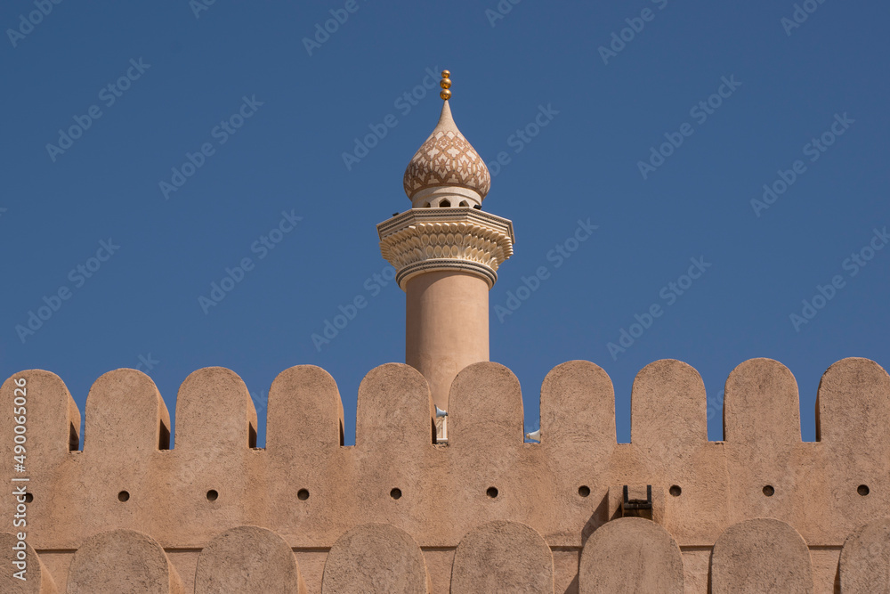 Obraz premium Minaret of a mosque near Nizwa fort in Oman