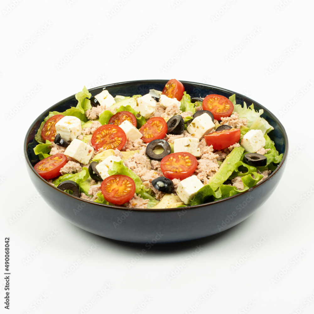 salade, avocat, thon, tomates et féta dans une bowl sur fond blanc salade, avocat, thon, tomates et féta dans une bowl sur fond blanc
