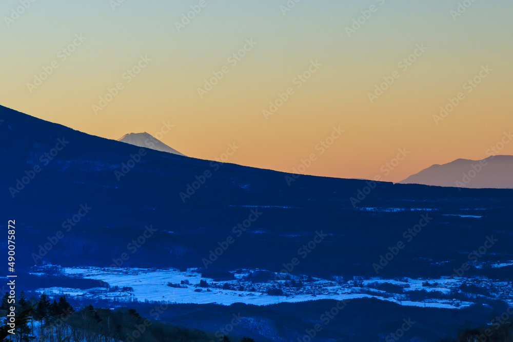 冬の車山高原からの見える富士山と美しい日の出