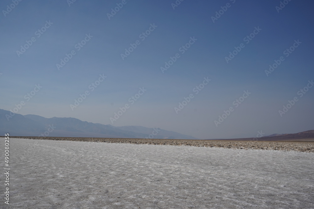 Obraz premium カリフォルニア州 デスバレー国立公園 バッドウォーター・ベイシン 塩の水平線