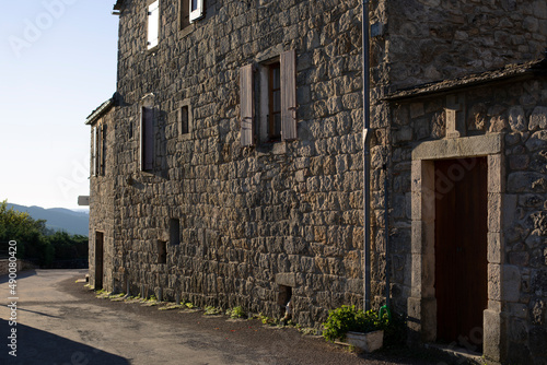 Ruelle à la maison en pierre d'un village typique du Sud de la France dans la lumière du soir.
