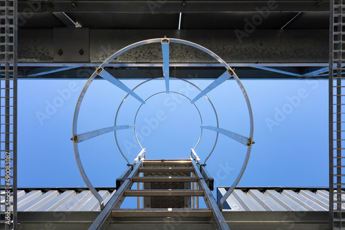 Echelle à crinoline pour accéder au toit d'un bâtiment