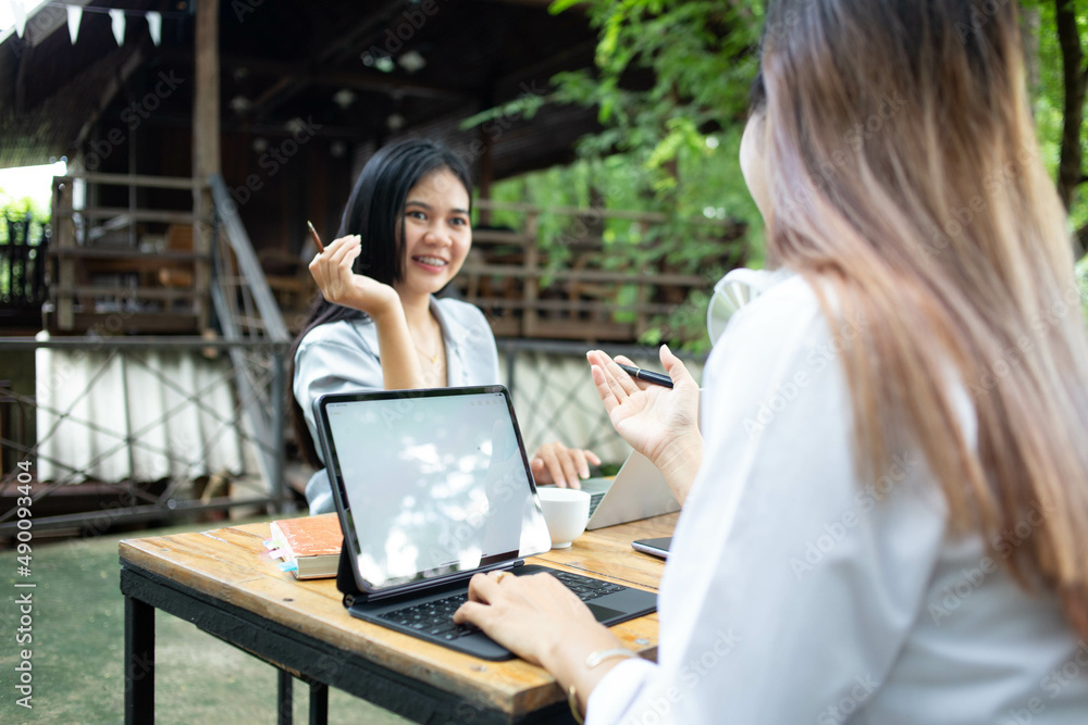 Business managers are analyzing and presenting results to the team to plan future work. Business managers are analyzing and presenting results to the team to plan future work.