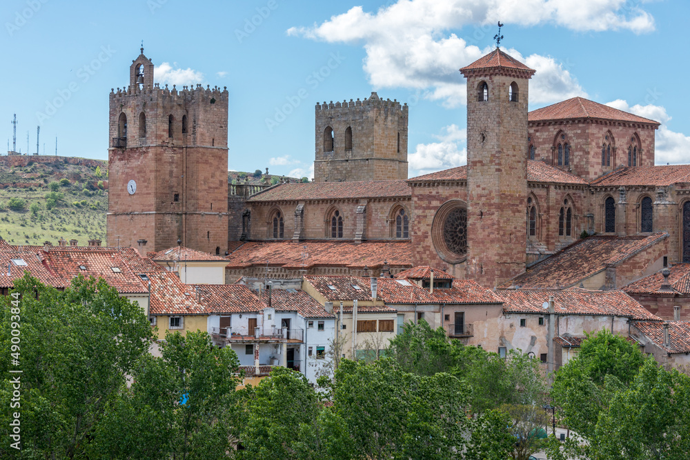 Casas y catedral de Santa María de Sigüenza en la provincia de Guadalajara, España