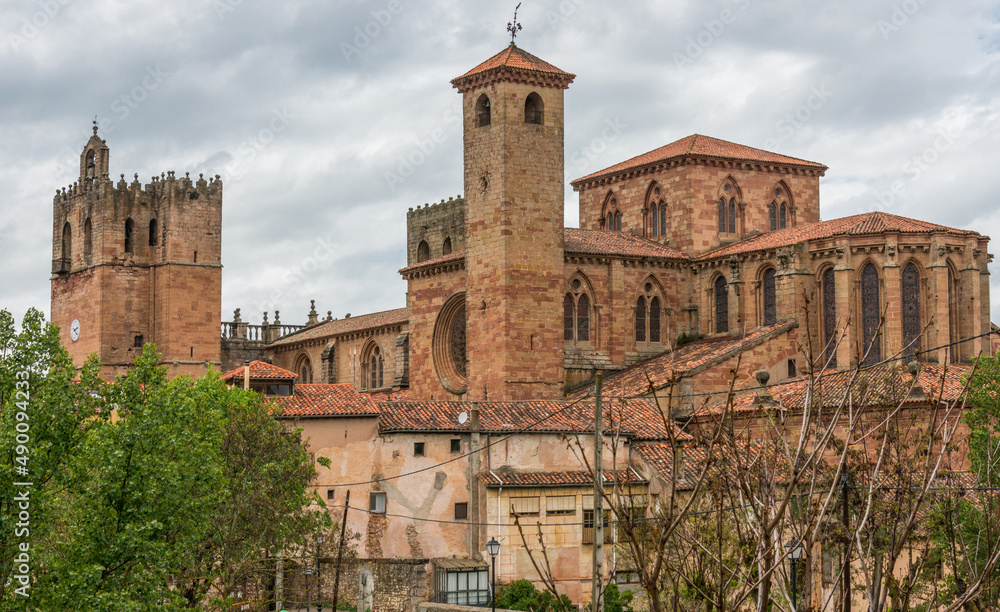 Catedral de Santa María en el pueblo de Sigüenza en la provincia de Guadalajara, España