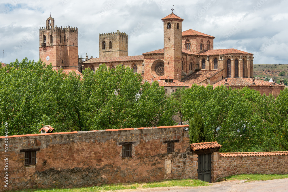 Finca rural y catedral de Santa María de Sigüenza en la provincia de Guadalajara, España