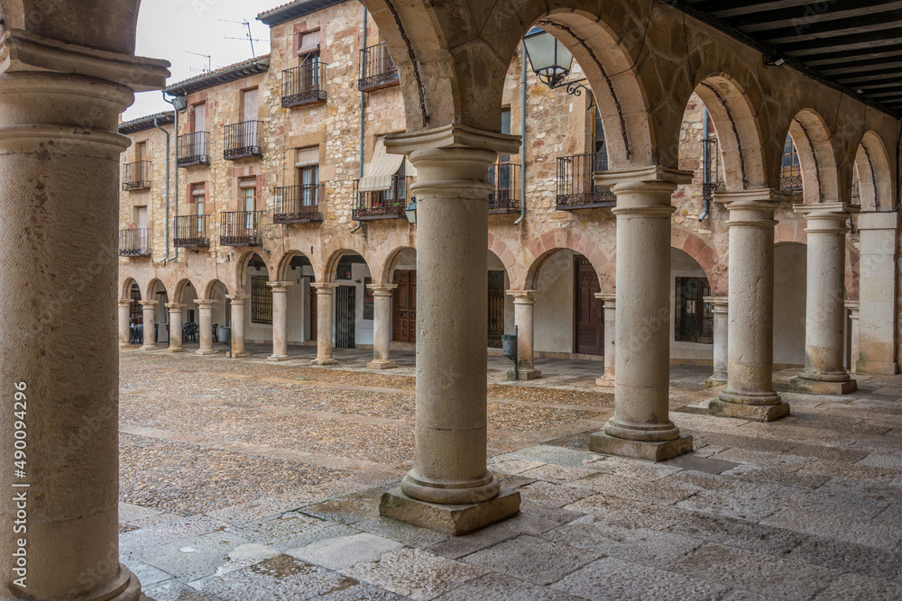 Obraz premium Soportales de arco en la Plaza Mayor de Sigüenza en la provincia de Guadalajara, España