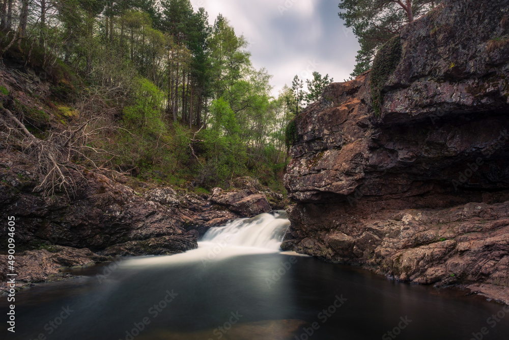 Obraz premium Slow moving water over the falls