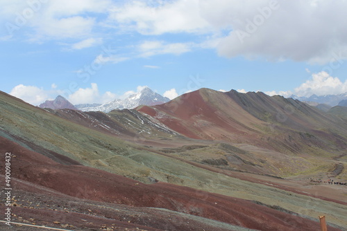 Cerro de los siete colores en perú,  Montaña 7 colores Paseo por Machupicchu, vacaciones tradicionales peruanas,  7 maravillas del mundo © Fatima