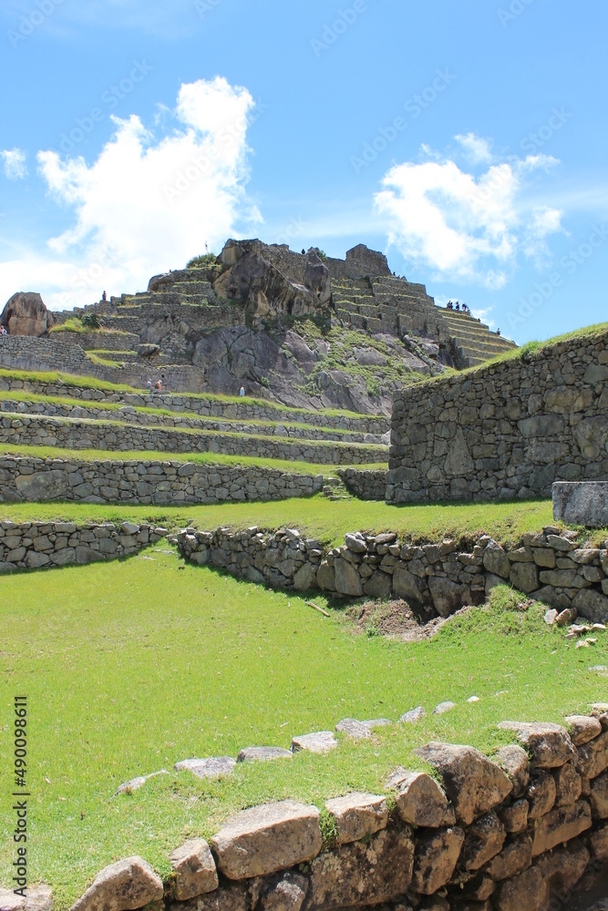 Machupicchu dia soleado, escaleras Terrazas machu picchu, las 7 maravillas del mundo, vacaciones, montañas en perú, travel in cuzco mountain. 