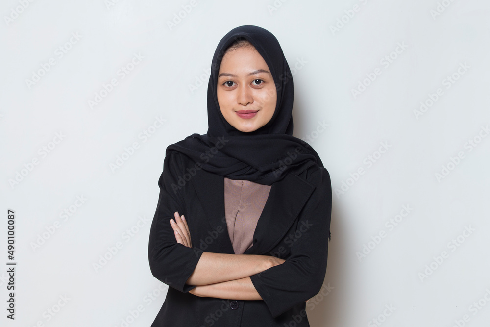 Young asian muslim woman in head scarf smile with arms crossed
Young asian muslim woman in head scarf smile with arms crossed