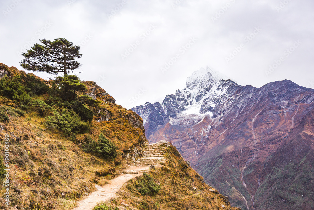 Obraz premium Himalayan mountains on the way to Everest base camp. Nepal.
