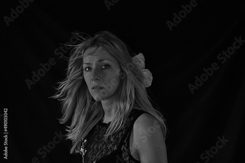 schwarzweiss Portrait schöne Frau mit traurigem Blick