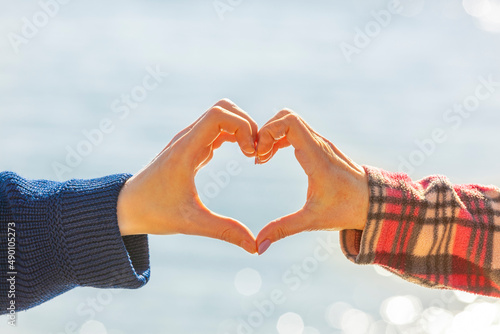 Mann und Frau bilden ein Herz mit den Händen