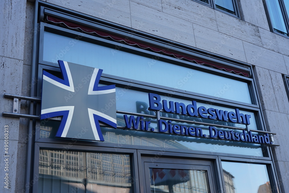 Showroom der Bundeswehr mit dem Spruch „Wir. Dienen. Deutschland.“ am Bahnhof Friedrichstraße in