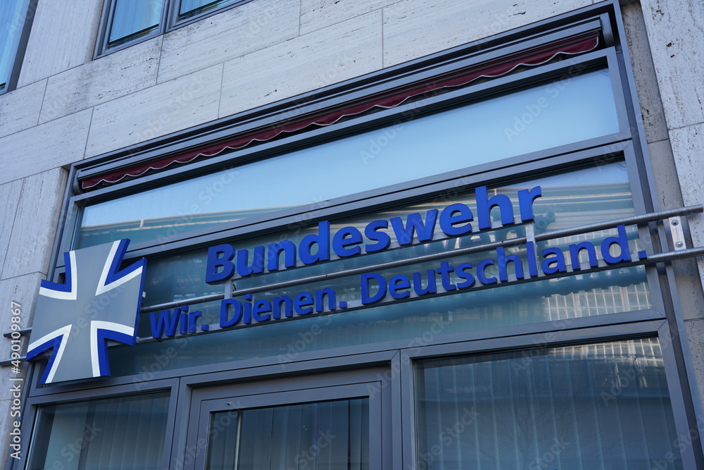 Showroom der Bundeswehr mit dem Spruch „Wir. Dienen. Deutschland.“ am Bahnhof Friedrichstraße in