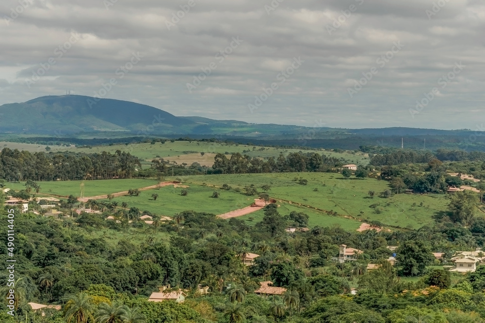 Linda área de sítios, com muitas matas em volta, montanhas ao longe e belas construções na região de Igarapé, Minas Gerais