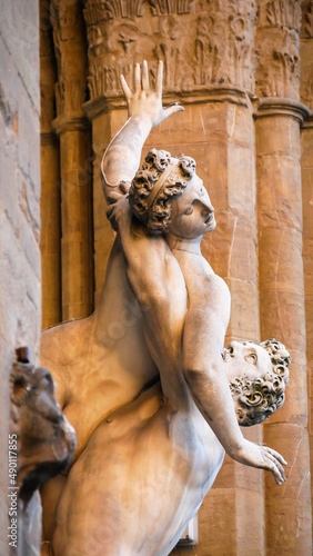 Fotografie Ratto delle Sabine is a statue, by Giambologna 1574, in the Loggia dei Lanzi in Piazza della Signoria in Florence, Tuscany, Italy