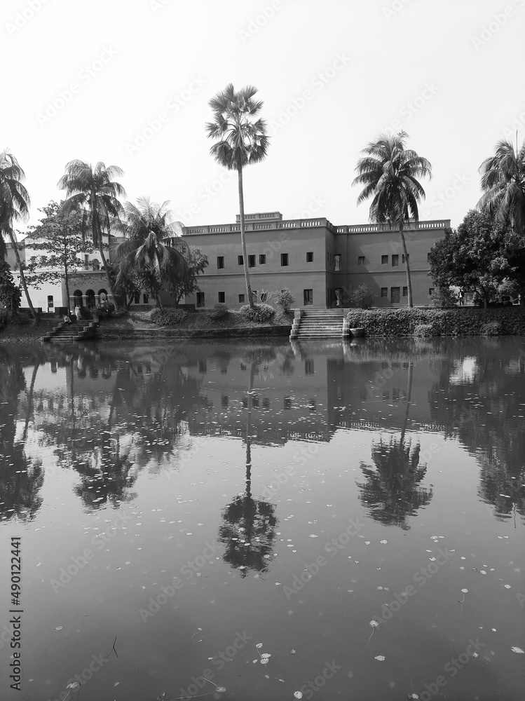 Obraz premium reflection in the water in the city