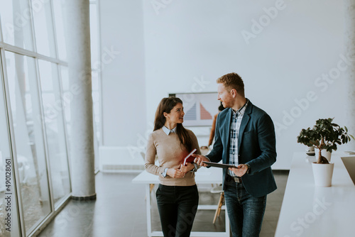 Young entrepreneur couple w...