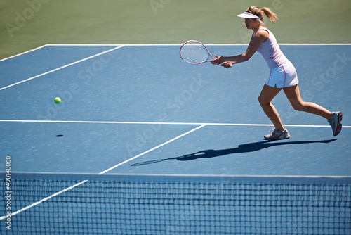 Ive got it. Young woman playing tennis on the court. © Marine G/peopleimages.com