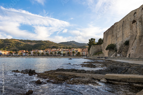 Vue sur la Plage du Port d’Avall à Collioure et la Tour Madeloc dans le Massif des Albères au coucher du soleil (Occitanie, France) photo