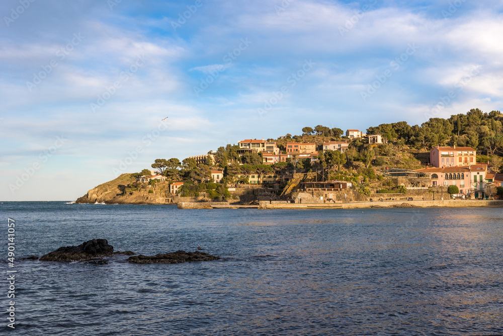 Vue sur les villas autour de l’Ansa de la Baleta à Collioure au coucher du soleil (Occitanie, France)