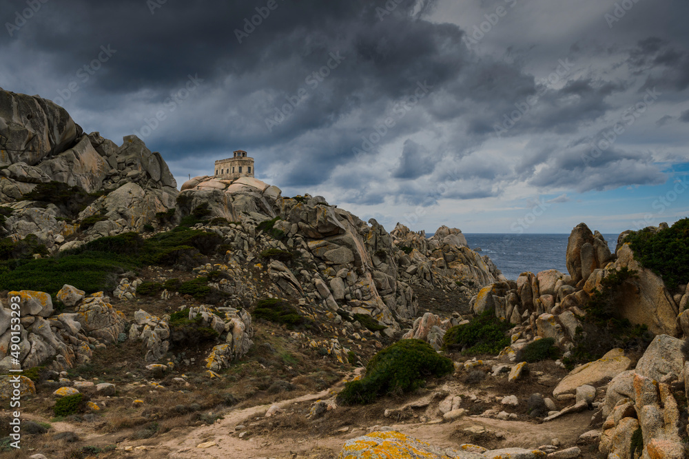 l'ancien semaphore de Capo Testa en Sardaigne qui servait de phare au milieu des roches de granit sous un ciel d'orage l'ancien semaphore de Capo Testa en Sardaigne qui servait de phare au milieu des roches de granit sous un ciel d'orage