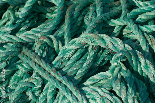 Un amas de cordes synthetiques en nylon bleu vert vu en gros plan photo