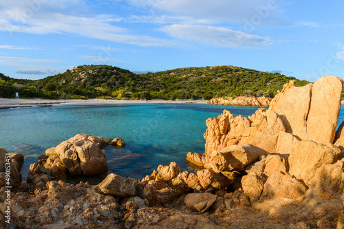 Les plages paradisiaques   de la Costa Smeralda du nord de la Sardaigne avec l'eau turquoise et les roches de granit sous le soleil et le ciel bleu © Obatala-photography