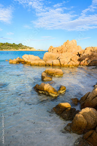 Les plages paradisiaques de la Costa Smeralda du nord de la Sardaigne avec l'eau turquoise et les roches de granit sous le soleil et le ciel bleu