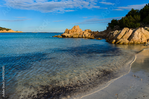 Les plages paradisiaques de la Costa Smeralda du nord de la Sardaigne avec l'eau turquoise et les roches de granit sous le soleil et le ciel bleu