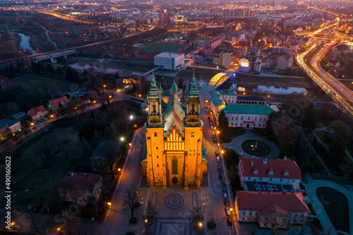 Poznań nocą Ostrów Tumski wyspa, katedra bazylika archikatedralna, kościół katolicki photo