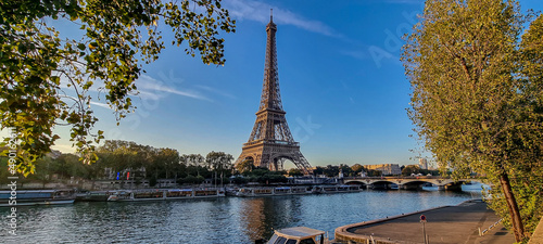 Fotografiet Beautiful shot of trees in the background of the Seine river and the Eiffel Tower