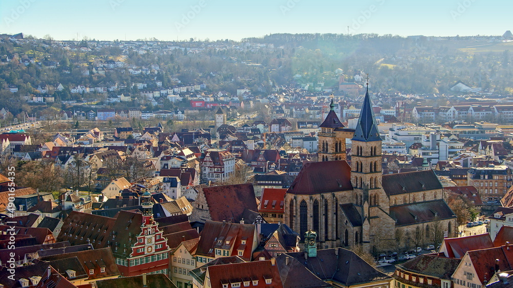 Herrlicher Blick von oben auf Altstadt von Esslingen mit Stadtkirche und Rathaus unter blauem Himmel