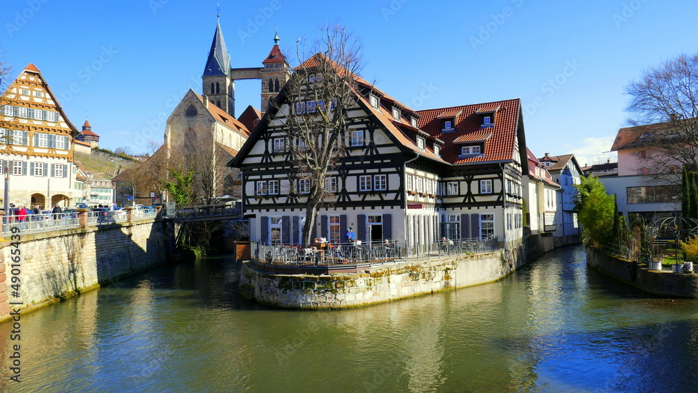 Stadtteil klein Venedig in Esslingen mit Fachwerkhaus  im Fluss Neckar und Stadtkirche unter blauem Himmel