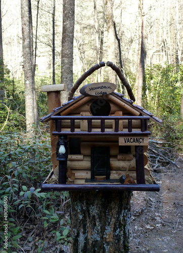 Fotobehang Vertical shot of a mountain lodge birdhouse