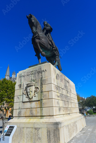 Reiterstatue des Feldherrn Nuno Álvares Pereira vor dem Kloster Batalha, Portugal