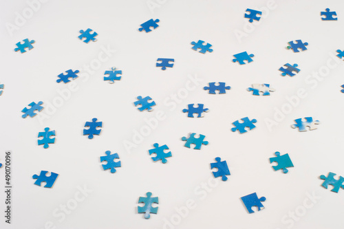 Fichas separadas azules de puzle sobre fondo blanco